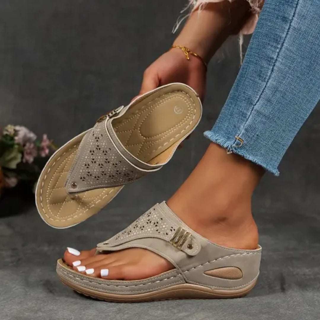 😍👡【Rozmiary 35–43】Nowe, damskie, letnie, wygodne, antypoślizgowe kapcie z 2026 roku. Elegancko dopasowują się do stóp i są wygodne w noszeniu.