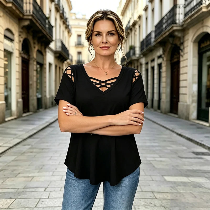 👚 Koszulka wykonana w 100% z bawełny, z dekoltem w serek, wzorem krzyżowym i wycięciami | nowoczesna i przewiewna