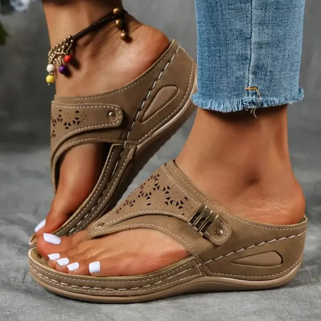 😍👡【Rozmiary 35–43】Nowe, damskie, letnie, wygodne, antypoślizgowe kapcie z 2026 roku. Elegancko dopasowują się do stóp i są wygodne w noszeniu.