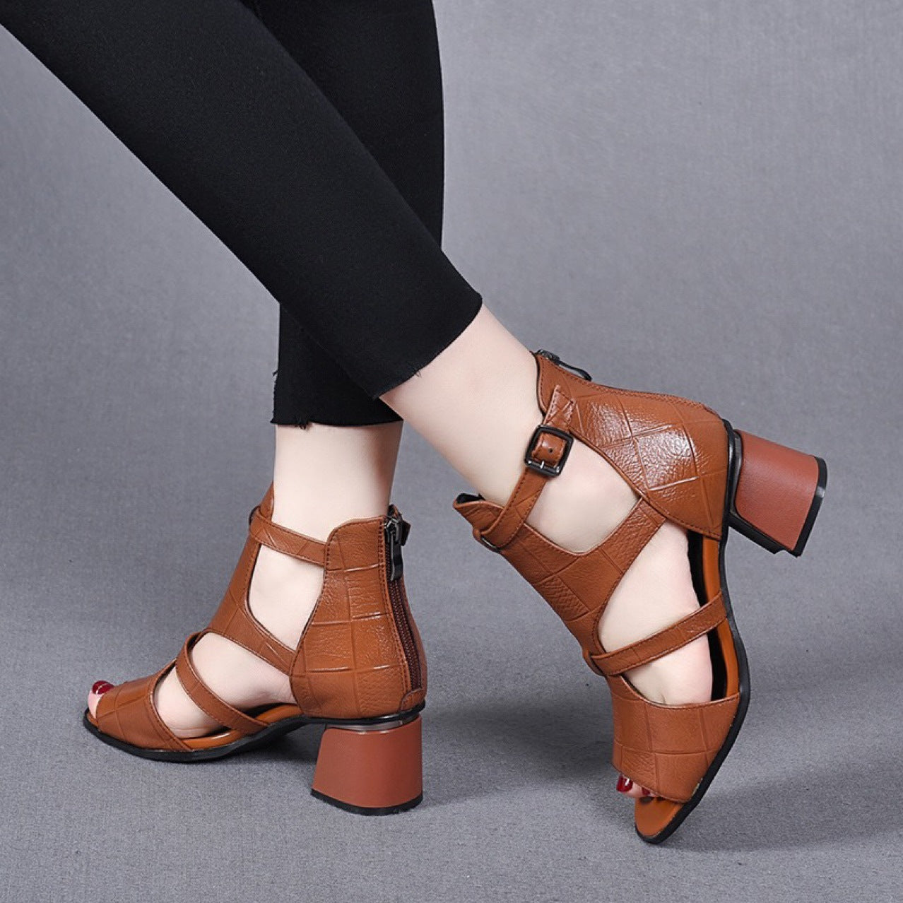 🔥【35-40】👡2025 Nowe miękkie, miękkie skórzane, rybne dno, rybie usta, wydrążone usta, gruby obcas rzymskie sandały
